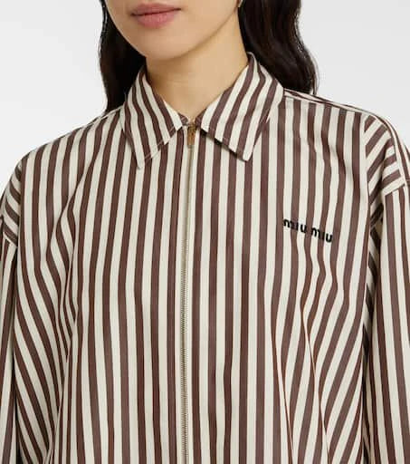 Person wearing a brown and white striped shirt with 'niumu' branding.